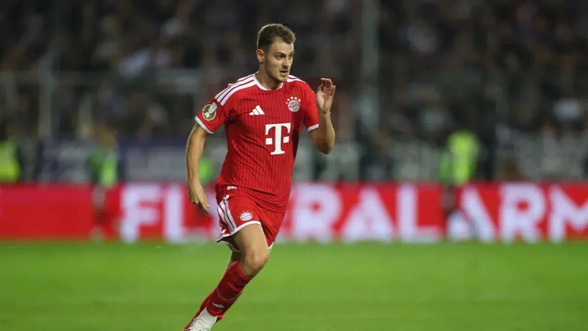 Bayern Munich player sprinting during a match Bayern Munich player sprinting during a match