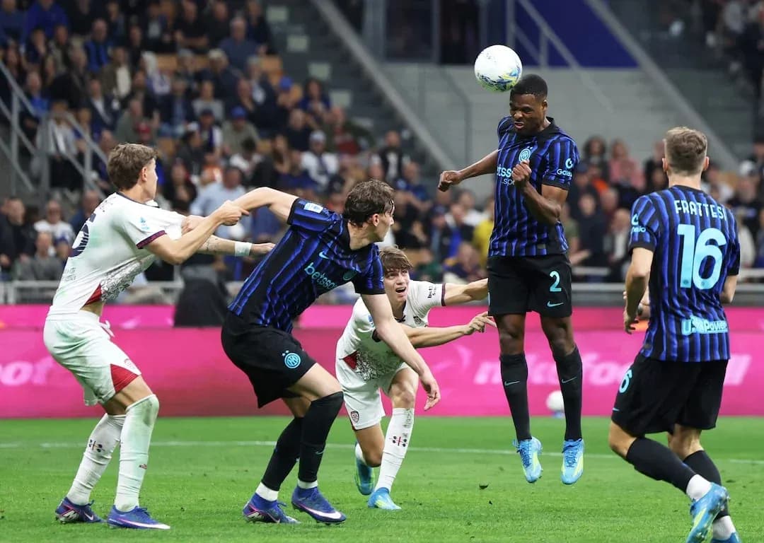 Players contesting a header during Cagliari vs Inter Players contesting a header during Cagliari vs Inter