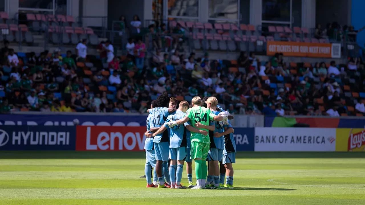 Players huddling before the match begins Players huddling before the match begins