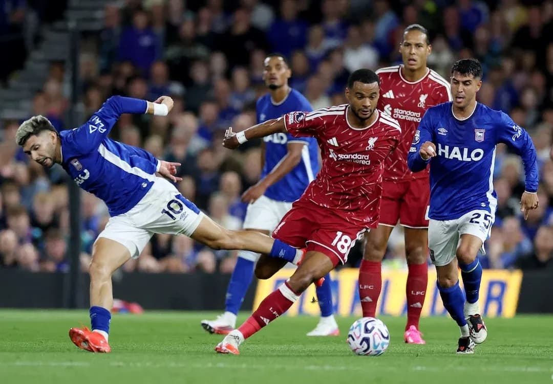Ipswich and Liverpool players competing for the ball Ipswich and Liverpool players competing for the ball